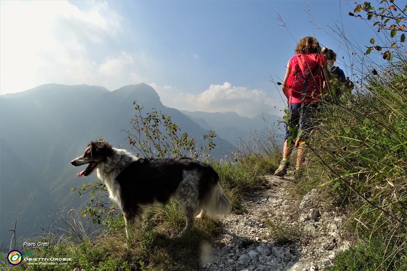 25 Di fronte il dirimpettaio Monte Zucco...nella foschia.JPG